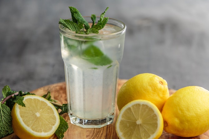 Voda s citrónem pomáhá detoxikovat a nastartovat metabolismus